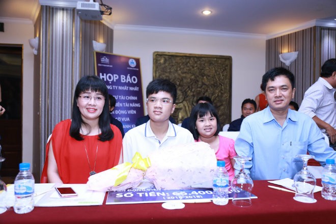 Tài năng trẻ Nguyễn Anh Khôi và gia đình.
