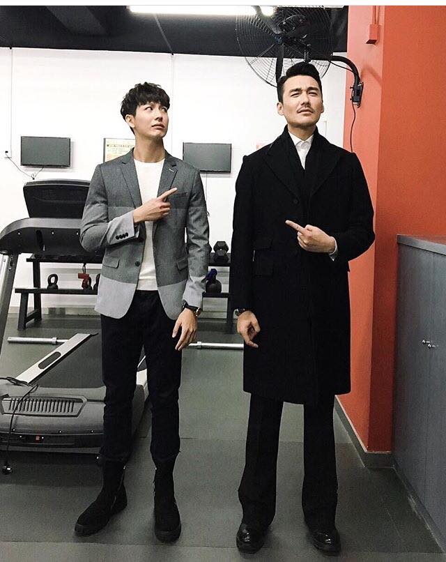 Push chụp hình cùng nam diễn viên Hồ Binh.