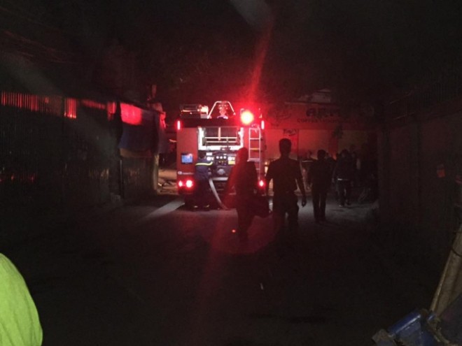 Lực lượng chúc năng nhanh chóng có mặt dập lửa.