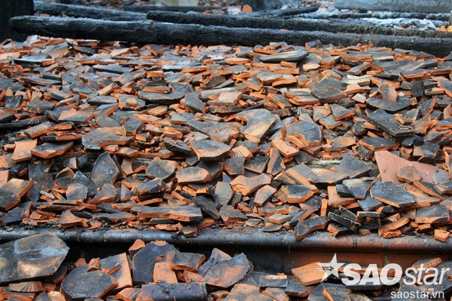 Toàn bộ hệ thống mái ngói tại gian thờ Tổ của chùa bị sập đổ xuống sàn.