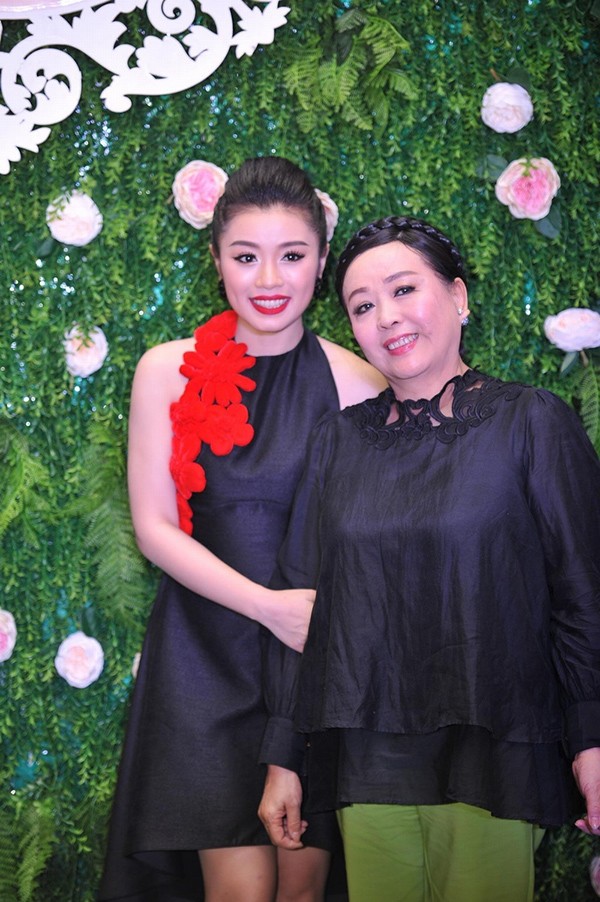 Thu Hằng và nghệ sĩ Thu Hiền - người đã chỉ dạy những câu hát cho cô.