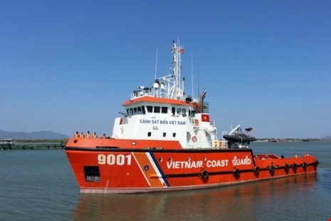 Tàu Cảnh sát biển 9001 (đóng tại Bà Rịa-Vũng Tàu) đang trên đường ra khơi cứu 10 ngư dân tỉnh Bình Định. (Ảnh minh họa).