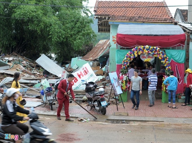 Giữa đêm 2/11, nước lũ trên sông Kỳ Lộ (huyện Đồng Xuân, Phú Yên) tràn về cuồn cuộn, dâng cao nhấn chìm nhiều khu dân cư khiến nhà dân ở thị trấn La Hai ngập đến tận nóc. Hai vợ chồng ông Nguyễn Văn Hải (ngụ thị trấn La Hai) cùng con trai vội vàng sơ tán tránh lũ ở nhà hàng xóm. "Hai vợ chồng tôi cùng con trai vừa lên tầng 2 nhà hàng xóm lánh nạn thì lũ giật sập căn nhà phát ra tiếng nổ ầm ầm...Nghĩ đến ngày cưới của con đã cận kề mà căn nhà đổ sập mà chân tay tôi rụng rời", ông Hải kể.