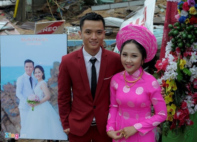 Đôi vợ chồng trẻ chụp ảnh cưới ngay trên nền căn nhà sập đổ nát.