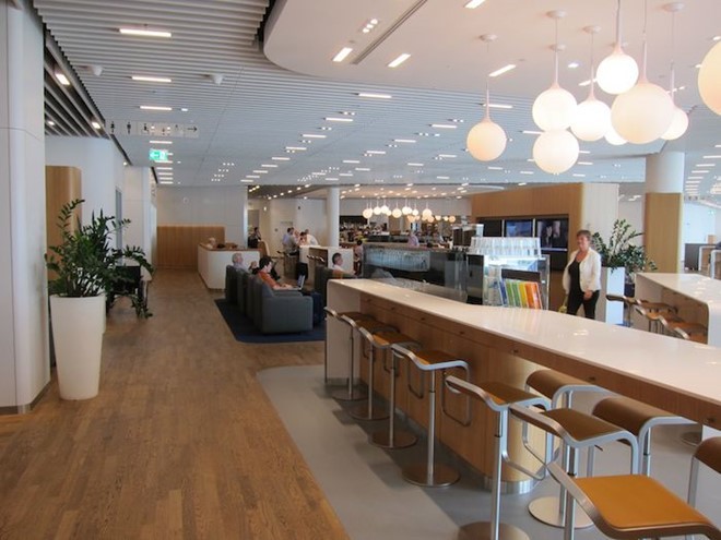 Các phòng tắm riêng với đầy đủ với tiện nghi sang trọng, phòng ngủ riêng cũng được trang bị đầy đủ trong phòng chờ này. Bạn thậm chí có thể thuê một chiếc Porsche và đi khám phá thành phố, với giá chỉ hơn 100 USD trong 3 giờ. Ảnh: Onemileatatime.