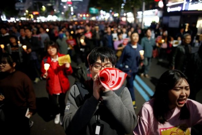 Theo cuộc thăm dò của Gallup công bố hôm 4/11, tỷ lệ ủng hộ dành cho Tổng thống Park đã tụt xuống còn 5%, thấp nhất đối với một nhà lãnh đạo Hàn Quốc kể từ năm 1988. "Bà Park nên đối mặt với cuộc điều tra và tự từ chức. Bà ấy đã để mất quyền lực tổng thống suốt những tuần qua", Kim Seo-yeon, một trong những sinh viên tham gia cuộc biểu tình, cho biết. Ảnh: Reuters. 