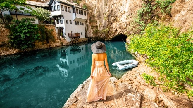 Blagaj, Bosnia & Herzegovina Blagaj là một ngôi làng nằm nép mình cạnh những dòng thác nhỏ và bao quanh là suối nước trong xanh. Những ngôi nhà sơn trắng và một tu viện nằm ngay dưới một vách đá lớn. Đây chính là chốn linh thiêng của các thầy tu và Sufis (những người xây dựng nên làng).