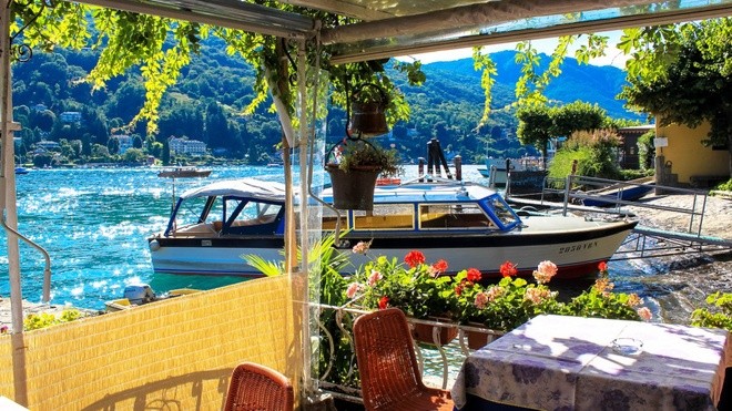 Isola Bella, Italy Isola Bella, hòn đảo nằm ở Lago Maggiore, Italy là một trong những nơi đẹp nhất thế giới. Cung điện Borromeo nguy nga và một khu vườn đầy cây, nhiều hang động, nhà xây theo tầng, đài phun nước... đều nằm trên mảnh đất nhỏ này. Du khách còn có thể ngắm những con công trắng (loài chim hoàng gia), hay tản bộ trong các khu vườn.