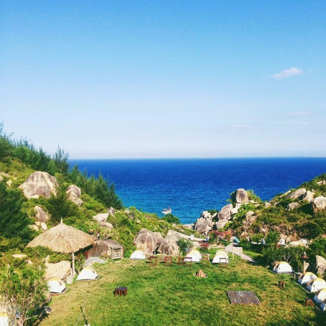 Khu dã ngoại Trung Lương: Khu dã ngoại Trung Lương cách thành phố Quy Nhơn khoảng 30 km, thuộc xã Cát Tiến, huyện Phù Cát. Bao quanh là vô số tảng đá có hình thù kỳ lạ, hướng nhìn ra biển. Nếu đi theo nhóm, bạn có thể dễ dàng đốt lửa và cắm trại, hát hò và có một buổi tối thơ mộng ở nơi đây. Ảnh: Facebook khu dã ngoại.