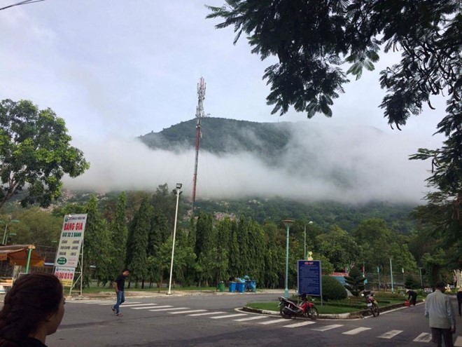 Núi Bà Đen: Núi Bà Đen tại Tây Ninh là ngọn núi cao nhất Nam Bộ, với độ cao 966m. Nhiều bạn yêu cắm trại, thích trekking để ngắm cảnh sương mù trên đỉnh núi vào sáng sớm. Ảnh: Nhã Phan Thanh.