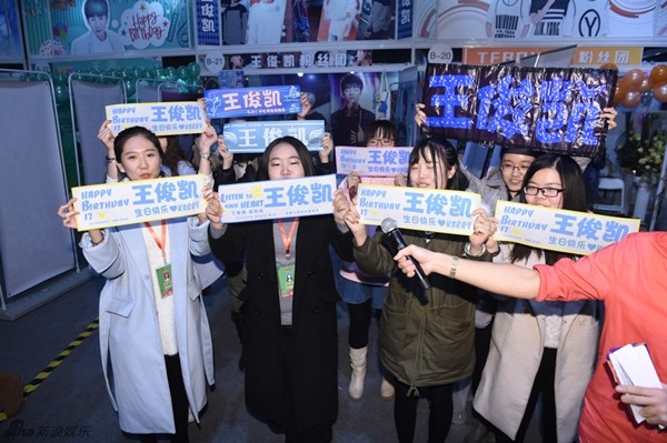 Hình ảnh fan đừng đợi trong rạp chờ Vương Tuấn Khải, một thành viên của nhóm nhạc trẻ TFBOYS.