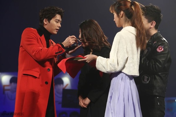 Lý Dịch Phong đút bánh kem cho bạn fan lâu năm của mình, bày tỏ lời cám ơn tới những người đã luôn tin yêu và bên cạnh anh suốt nhiều năm qua