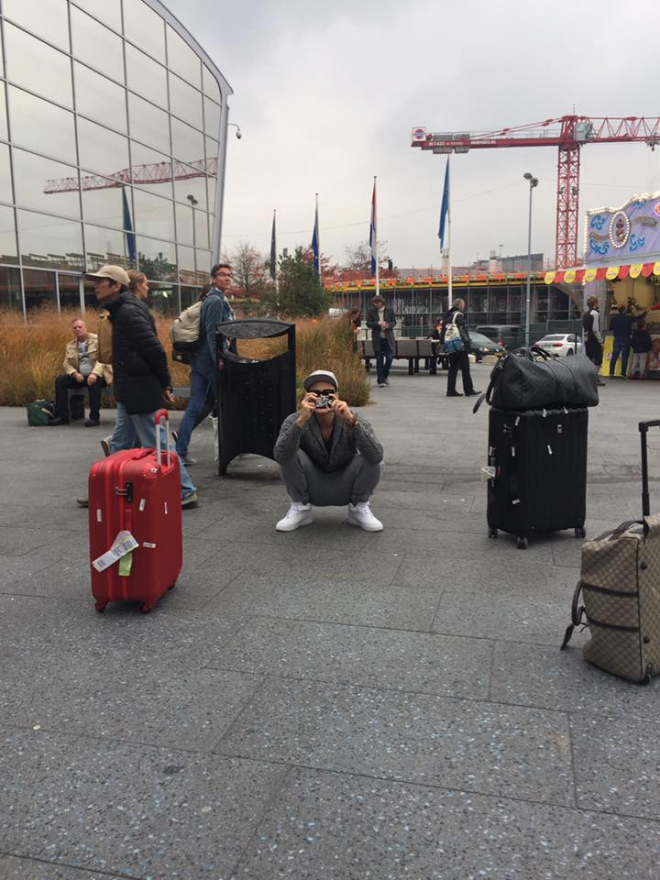 Ngay cả chiếc vali kéo cũng giống hệt nhau...