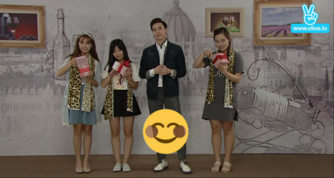 S.T ăn tối và tặng quà cho fan may mắn