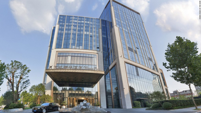 Khách sạn Wanda Reign với thiết kế cổ điển pha trộn hiện đại trở thành điểm nhấn tại bến Thượng Hải, bên cạnh các khách sạn nổi tiếng như Peninsula, Shangri-La và Grand Hyatt.