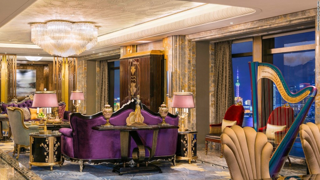 Chairman Suite là loại phòng đắt đỏ nhất ở Wanda Reign, với giá 18.000 USD (402 triệu đồng) một đêm. Phòng nằm ở tầng 20, có diện tích 288 m2.