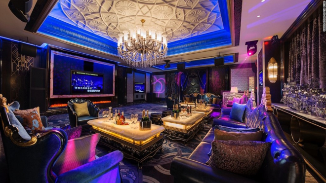 Khách sạn có 4 phòng hát karaoke với không gian hào nhoáng như sàn nhảy.