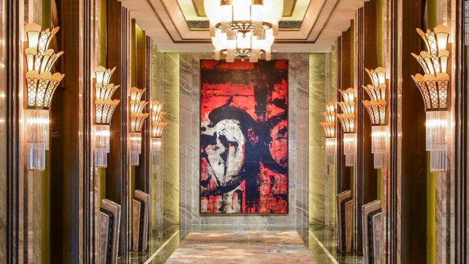 Nội thất khách sạn ấn tượng với những họa tiết hoa mộc lan và các bức họa nổi tiếng.