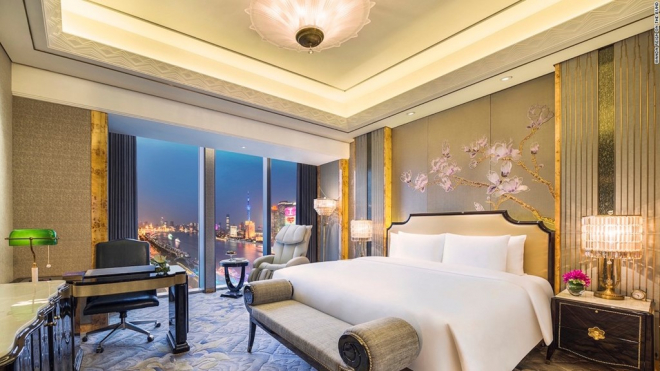 Khách sạn có 193 phòng, trong đó có 14 phòng suite. Phòng Grand Deluxe Bund View nhìn ra bến Thượng Hải, được trang bị các đồ vệ sinh của hãng Hermès, phòng tắm bằng cẩm thạch, sàn có hệ thống sưởi ấm, toilet tự động của Nhật và các đồ trang trí xa hoa.