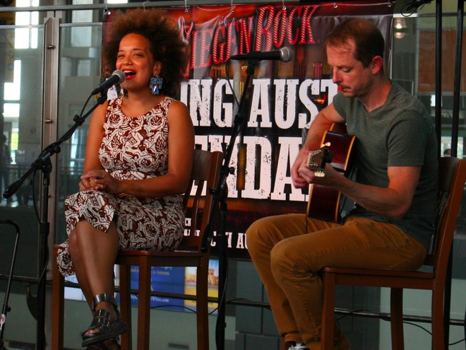 Những du khách yêu nhạc có dịp dừng chân ở sân bay Austin-Bergstrom, Austin, Texas, Mỹ sẽ rất thích thú khi nơi đây thường xuyên tổ chức hòa nhạc, với đủ thể loại từ jazz đến swing.