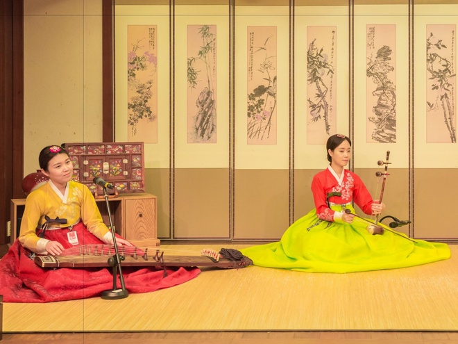 Sân bay Incheon ở thủ đô Seoul, Hàn Quốc có hai rạp hát, một khu trượt băng, sân đánh bóng 18 lỗ và 7 khu vườn khác nhau. Du khách cũng được trải nghiệm các màn trình diễn hát và nhảy truyền thống tại đây.