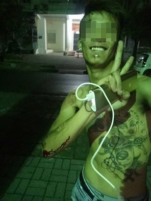 Rạng sáng ngày 8/11, Nguyễn Thành Đạt đăng tải hình ảnh người dính nhiều vết máu.