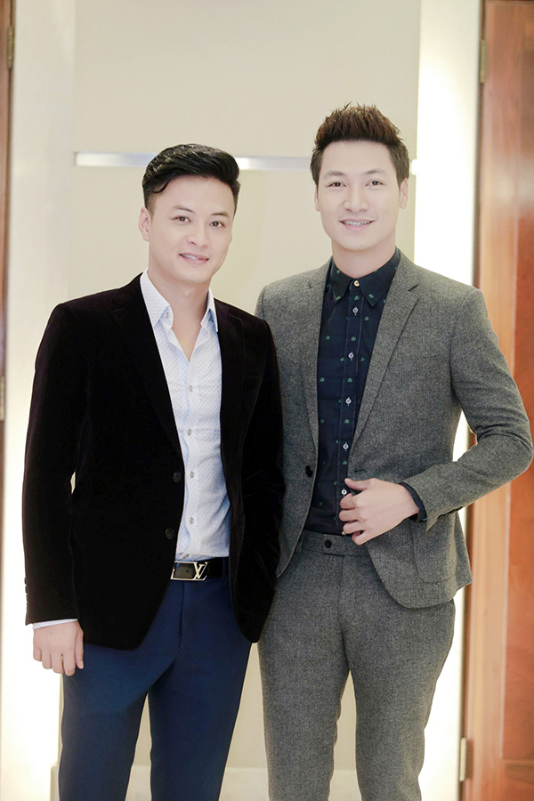 Hai nam diễn viên đọ vẻ điển trai cùng nhau.