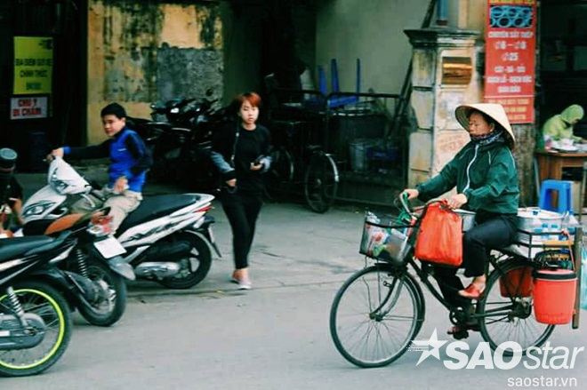 Ai cũng phải trang bị cho mình những bộ quần áo ấm để chống rét. Những cơn gió lạnh thổi mạnh khiến người đi đường rùng mình.