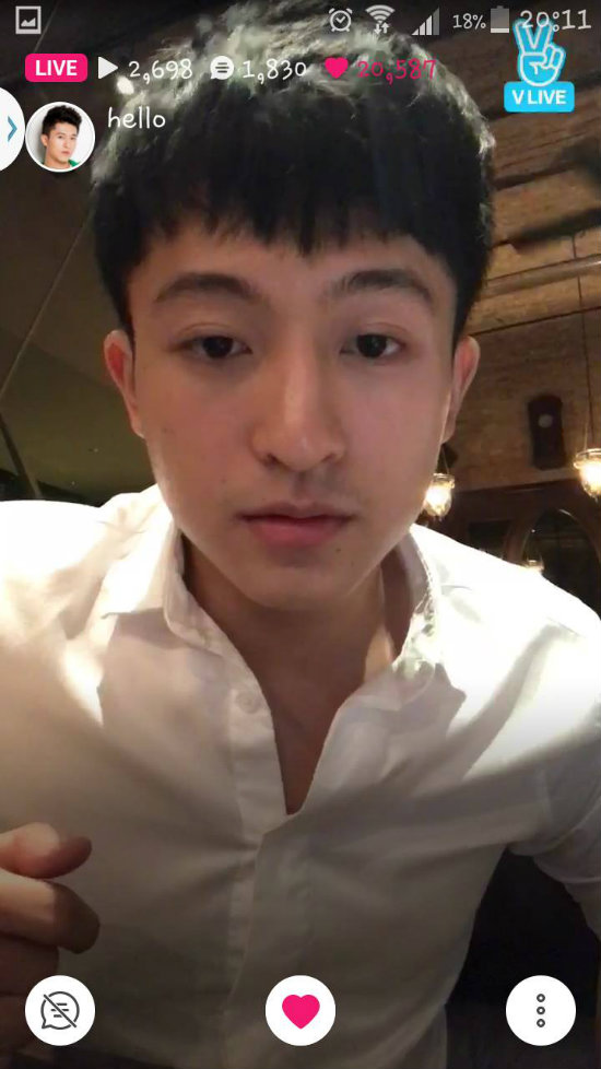 Chỉ mặc sơ mi trắng thôi mà đã đủ quyến rũ nhường này