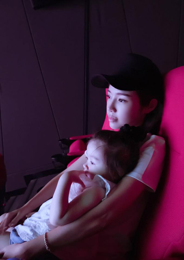 Elly Trần luôn có cách dạy con rất đặc biệt, cô coi bé như chính bạn của mình. Hai mẹ con thường xuyên trò chuyện rồi tâm sự với nhau.