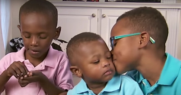 Cậu bé 17 tháng tuổi sẽ phải sống xa các anh của mình khi các anh cậu được Julia nhận nuôi. (Ảnh: Internet)