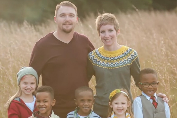 Gia đình của Julia với 2 đứa con của cô và chồng cùng 3 cậu con nuôi. (Ảnh: Internet)