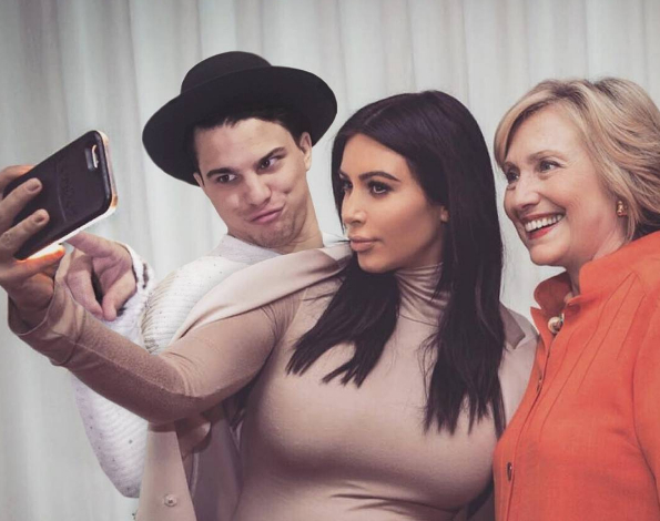 Có vẻ luôn sát cánh bên người phụ nữ quyền lực này, đi gặp cô Kim siêu vòng ba cực vui nhé.