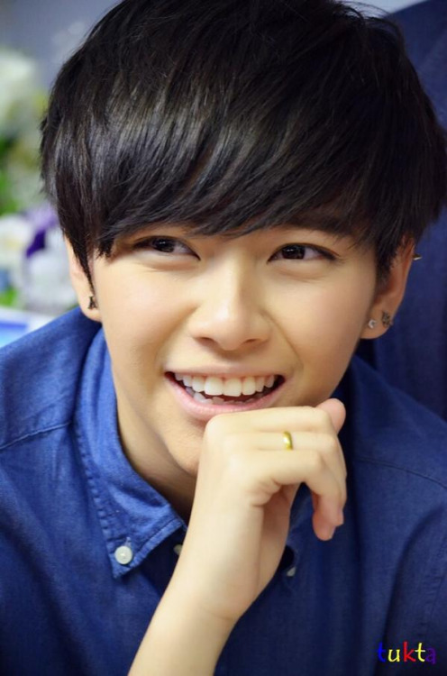 Khi cười lên lại đáng yêu như trẻ con.