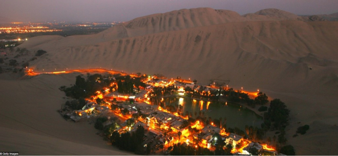 Khác với sự cằn cỗi thường thấy trong các thị trấn sa mạc ở Peru, ngôi làng Huacachina rực rỡ tỏa sáng. Ngôi làng được xây dựng xung quanh một ốc đảo, có nhiều dịch vụ giải trí, trong đó có cả trượt ván trên cát.