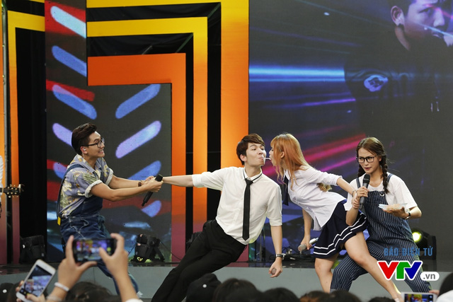 khoi-my-bat-khoc-khi-hat-tang-me-trong-bua-trua-vui-ve