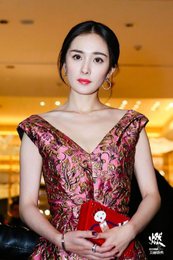 Dương Mịch với nét mặt đượm buồn, luôn ủng hộ chồng đã trở thành người vợ hiền mẹ tốt.