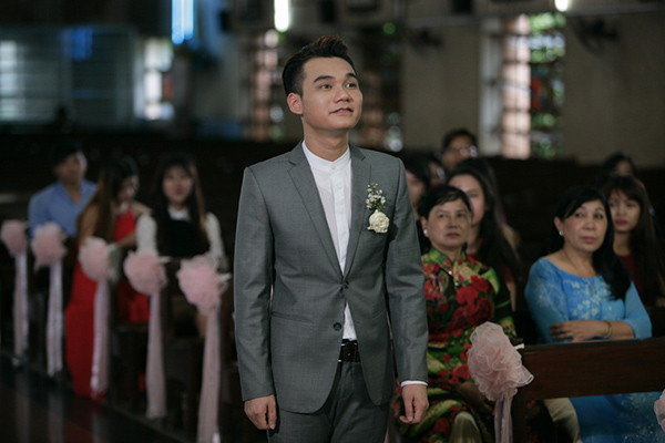 Chú rể Khắc Việt hồi hộp chờ làm lễ.