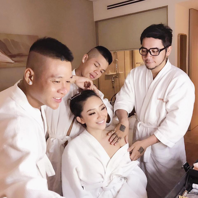 Đứng đằng sau tất cả những lần xuất hiện tuyệt vời đó của Tóc Tiên là cả một "hậu cung" hùng mạnh. Ekip trang điểm và làm tóc này đã gắn bó với cô ca sĩ kể từ khi cô chuyển hẳn về Việt Nam hoạt động showbiz.