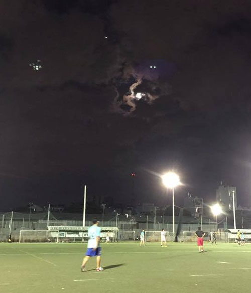 Những hình ảnh anh Nguyễn Vinh chụp được, được cho là vật thể bay lạ xuất hiện chiều tối 13/11 trên bầu trời Sài Gòn.