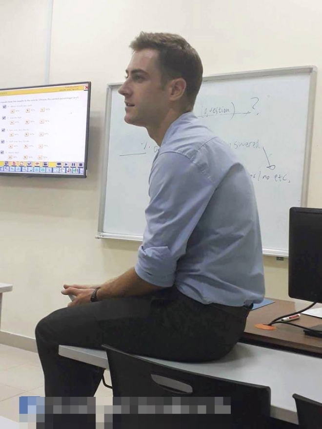 Người thầy ngoại quốc điển trai khiến nhiều nữ sinh "loạn nhịp".