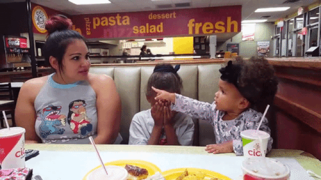 Ra sức bảo vệ chị gái, cô bé nhỏ xíu khiến bao trái tim phải tan chảy Ảnh 2