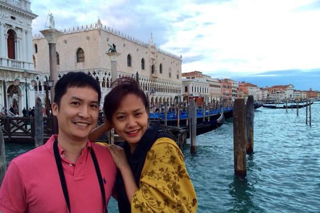 Một mái ấm bền vững là hậu phương vững chắc cho người phụ nữ này dấn thân vào vai trò đạo diễn.