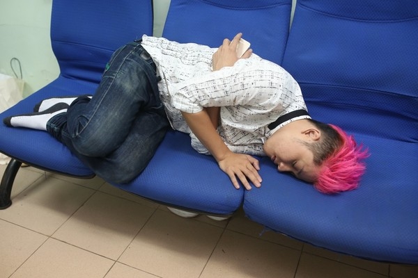 ... và Thanh Duy đều mượn băng ghế làm chỗ ngủ.