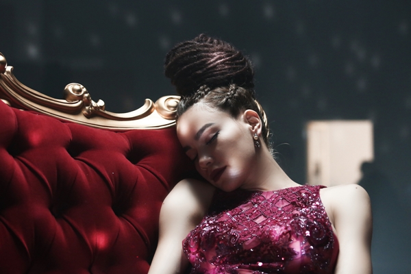 Dù ngủ gật trong lúc chờ quay hình như "Nữ hoàng giải trí" vẫn vô cùng xinh đẹp.