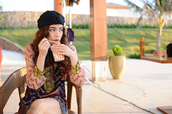 Hồ Ngọc Hà tranh thủ ăn mì gói.