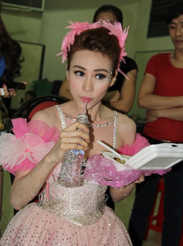 Ngân Khánh tận dụng khoảng thời gian ít ỏi trong hậu trường để ăn uống.