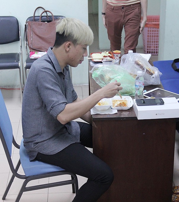 Trấn Thành mệt mỏi phía sau cánh gà.