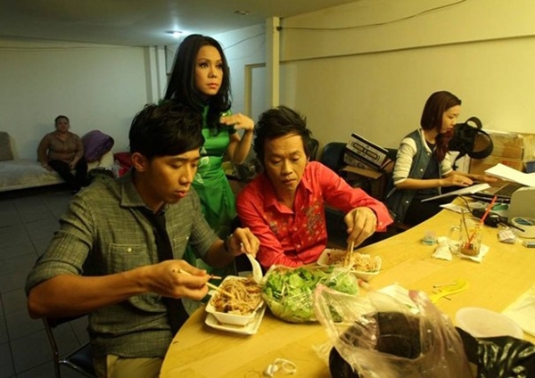 Là danh hài được săn đón nhất hiện nay, Hoài Linh có lịch trình công việc dày đặc. Chính vì vậy, không khó để bắt gặp hình ảnh anh tranh thủ ăn uống, chợp mắt trong hậu trường.