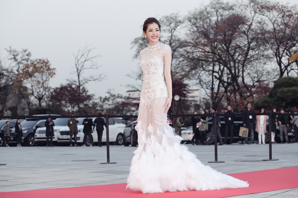 Chi Pu vô cùng xinh đẹp và tỏa sáng trên thảm đỏ.